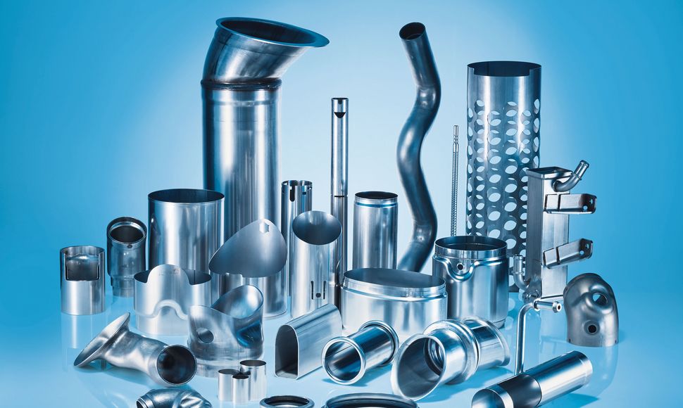 Produktgruppe mit fischer-Edelstahlrohren auf blauem Hintergrund